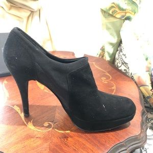 EUC - Stuart Weitzman Suede Heels